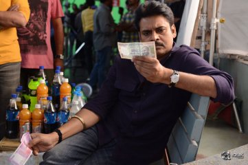 Powerstar Pawan Kalyan Examining Rs 100 2000 Notes